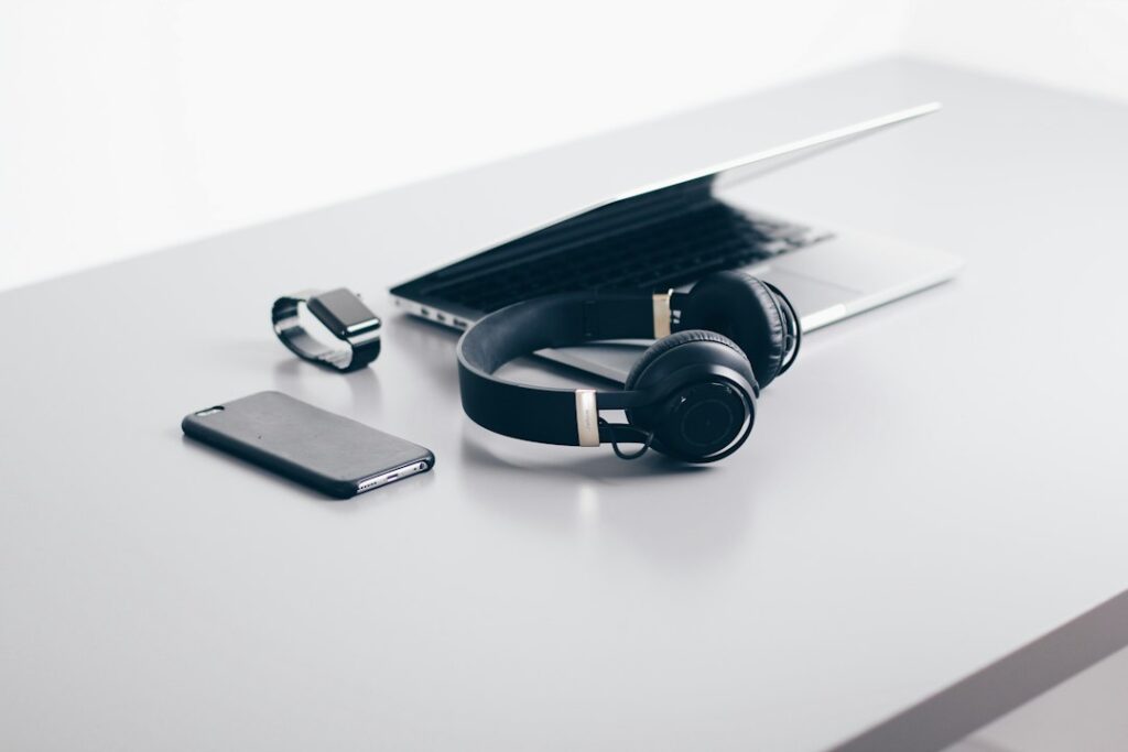 Dispositivos y accesorios electrónicos sobre una mesa